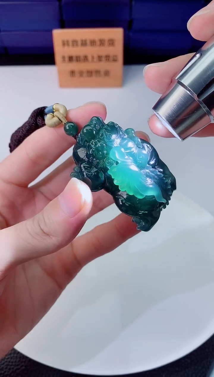 翡翠未镶嵌颈饰   `
