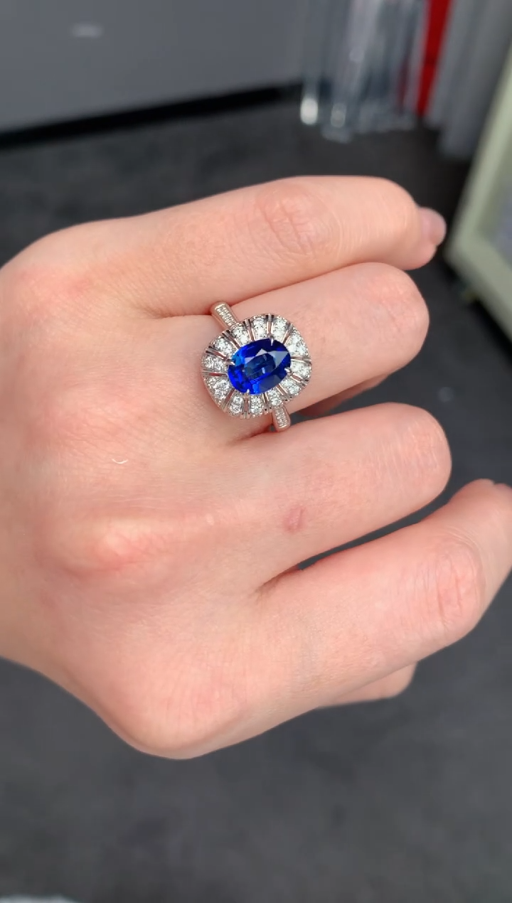 蓝宝石戒指18K金镶嵌1.7ct皇家蓝戒指