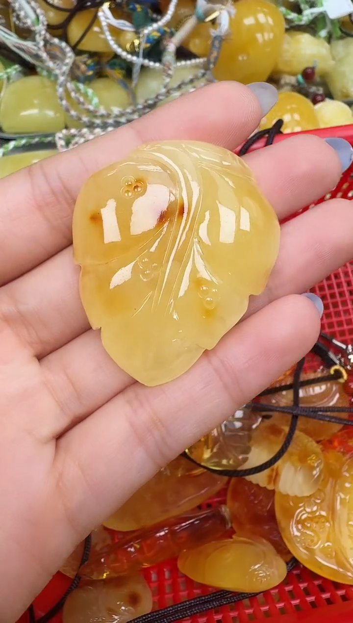 未镶嵌琥珀裸石如图