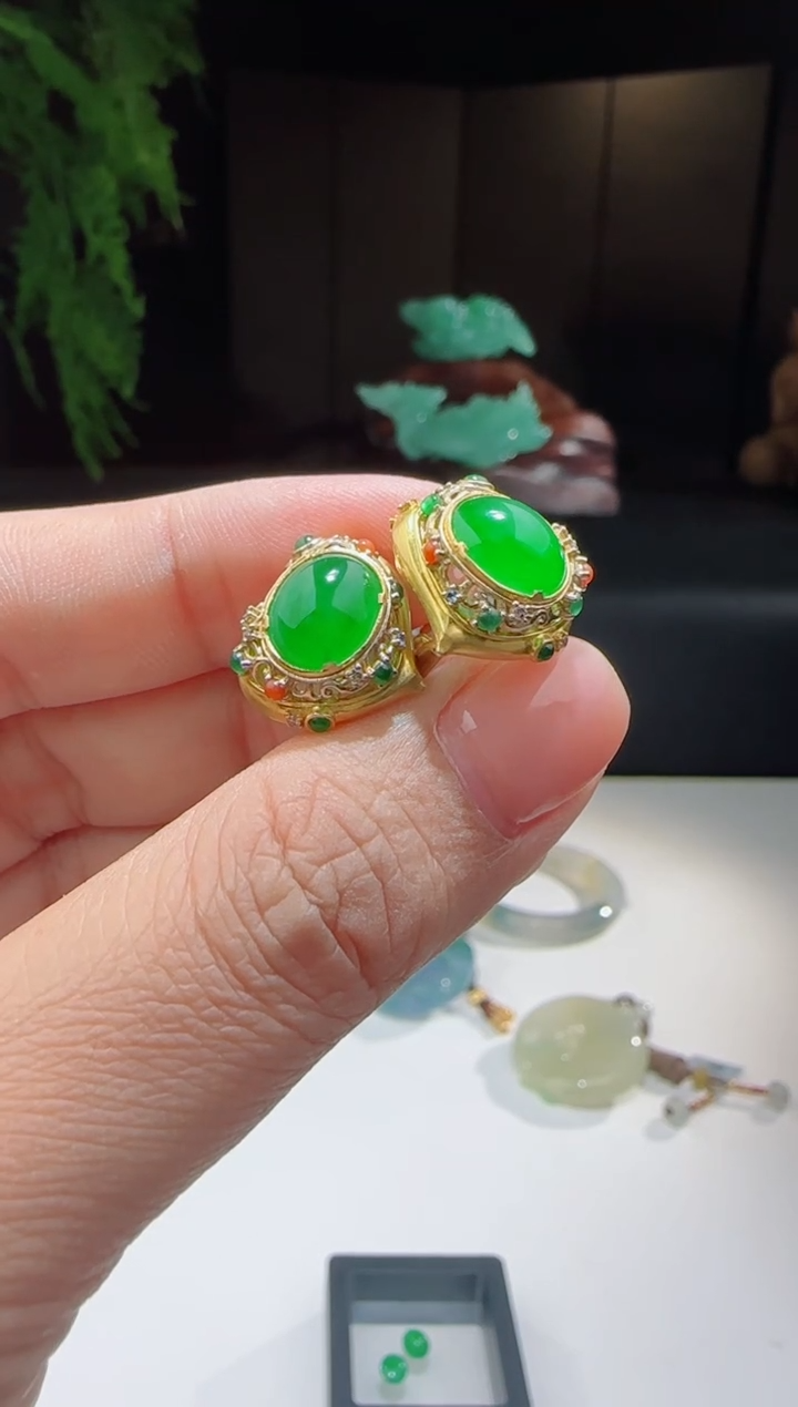 18K金镶嵌翡翠耳饰洋