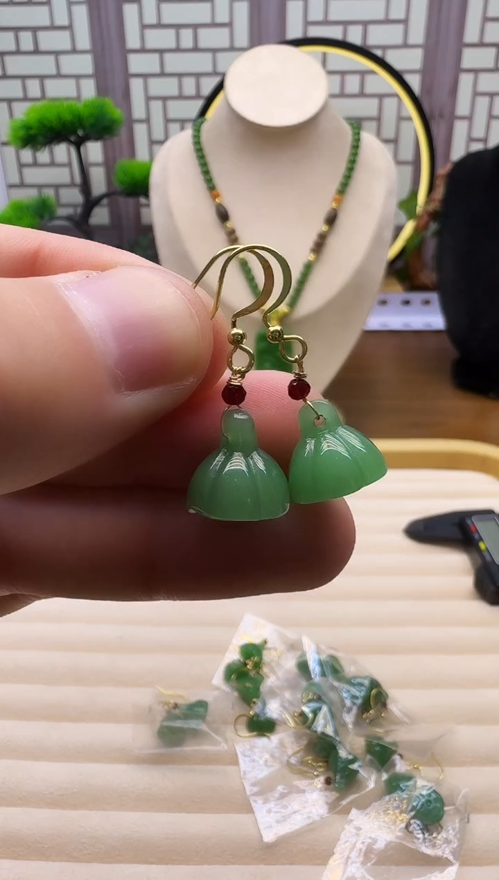 14K金镶嵌和田玉耳饰E59     