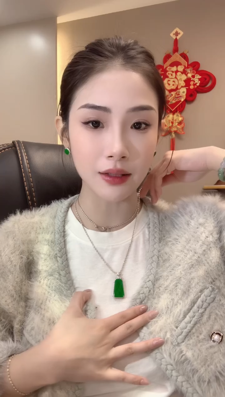 【闪购商品】翡翠吊坠(不含链)18K金镶嵌A32