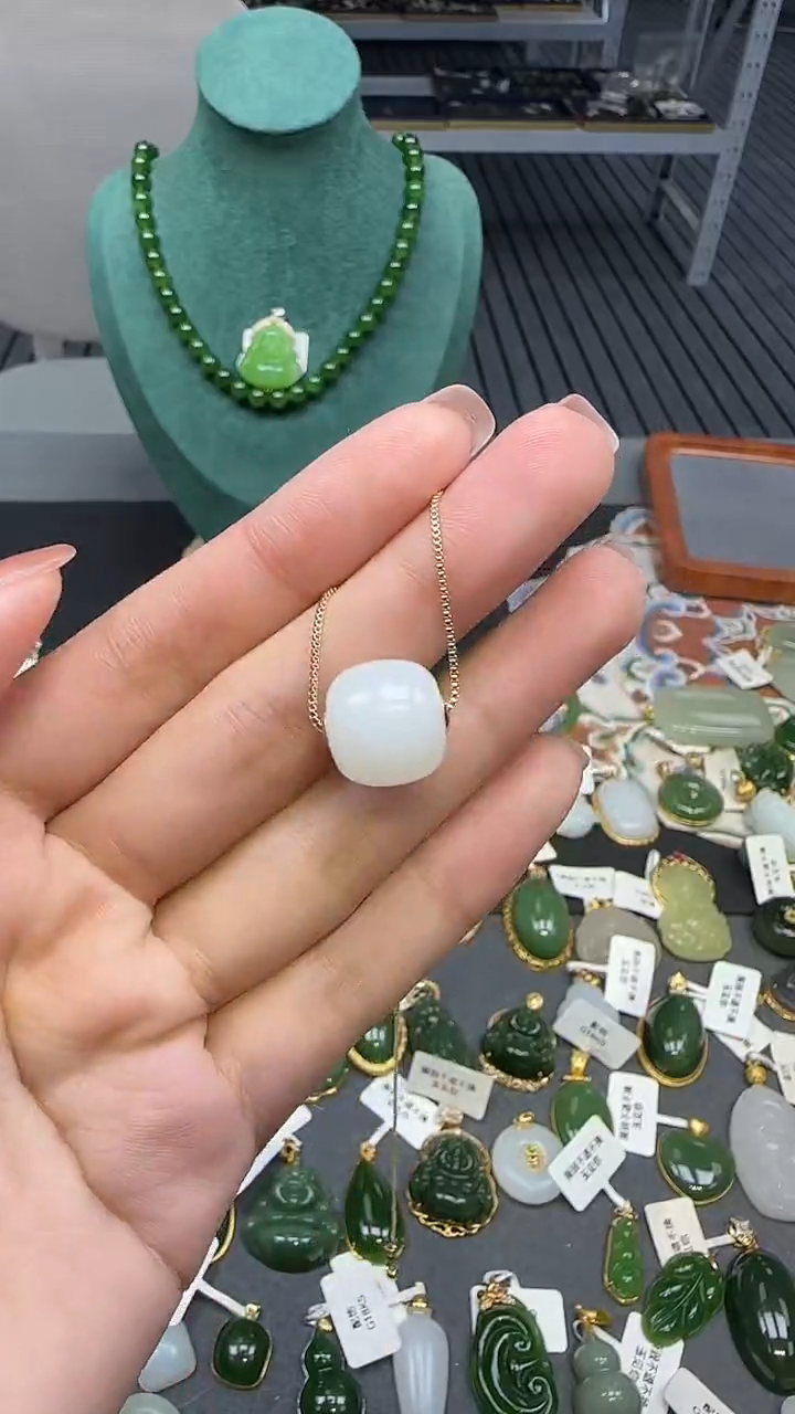 18K金镶嵌和田玉挂件 不含链