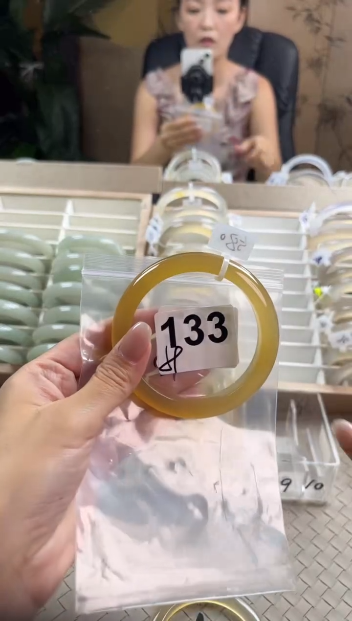 手镯玛瑙/玉髓未镶嵌**133