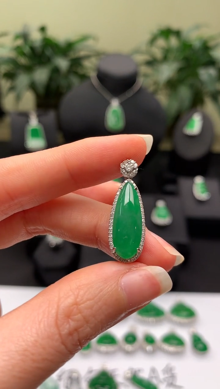 【闪购商品】翡翠颈饰18K金镶嵌福瓜