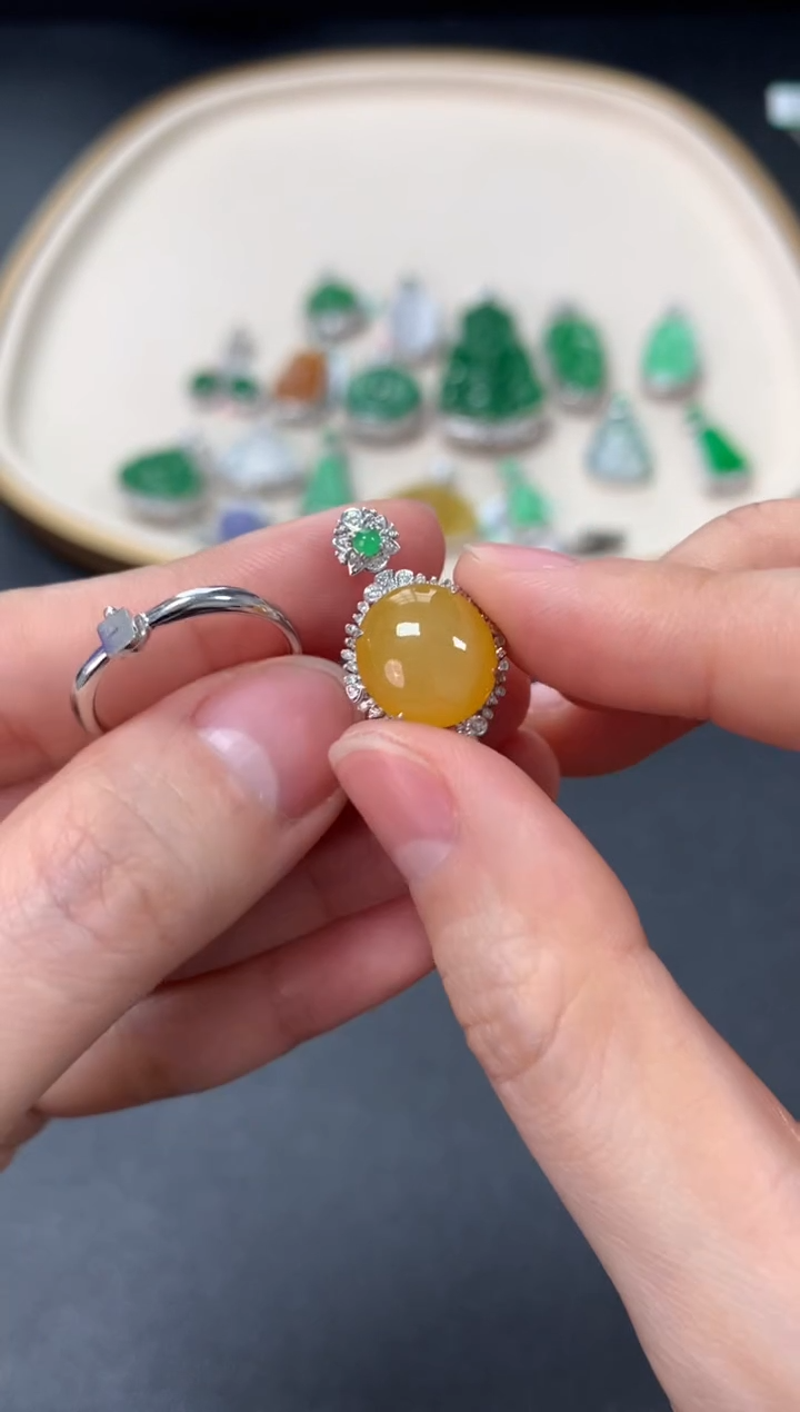 【闪购商品】翡翠吊坠(不含链)18K金镶嵌7800戒指