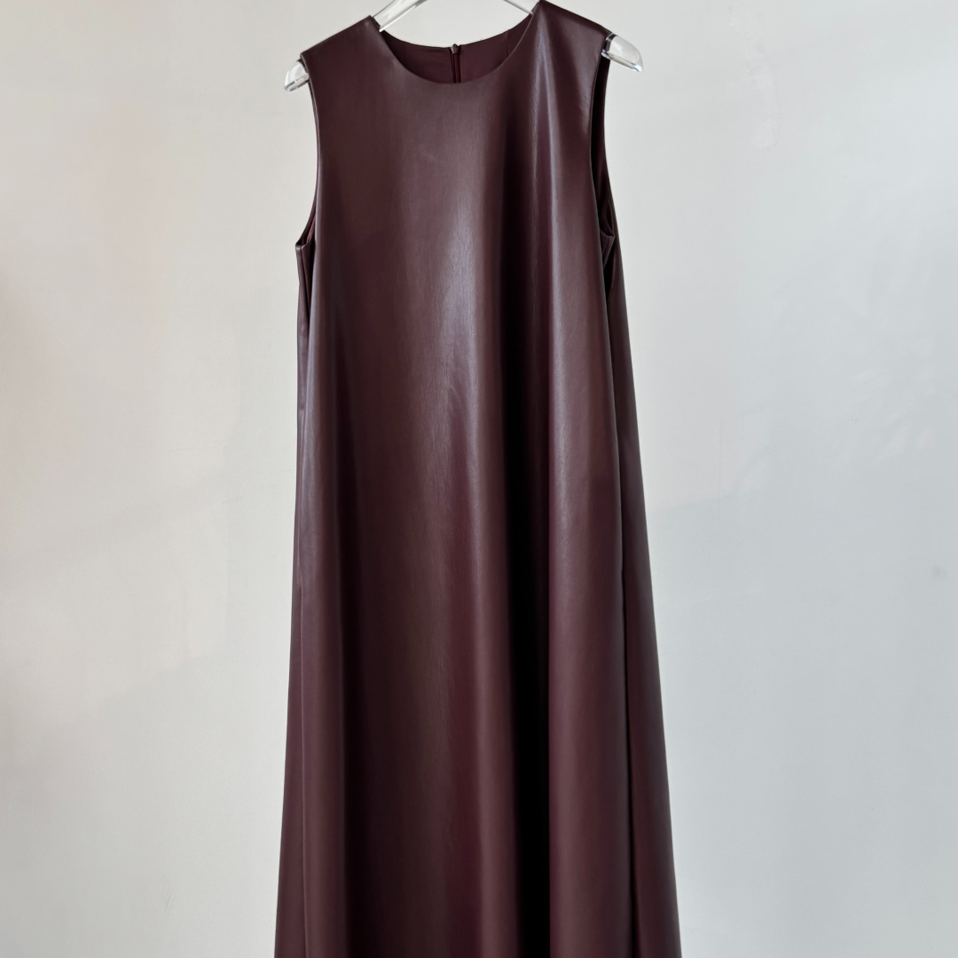 高端女装2025极简 ● 新款休闲宽松圆领无袖蛋白皮连衣裙MLYQ26384