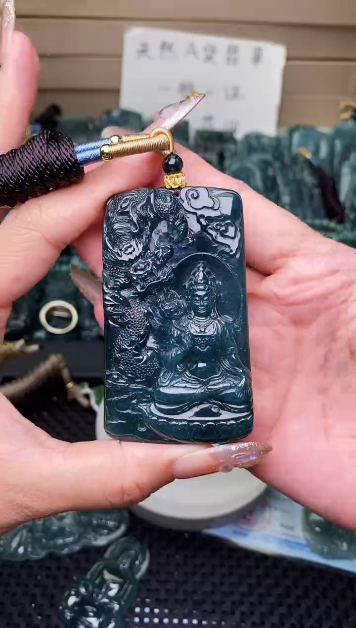 颈饰未镶嵌翡翠 