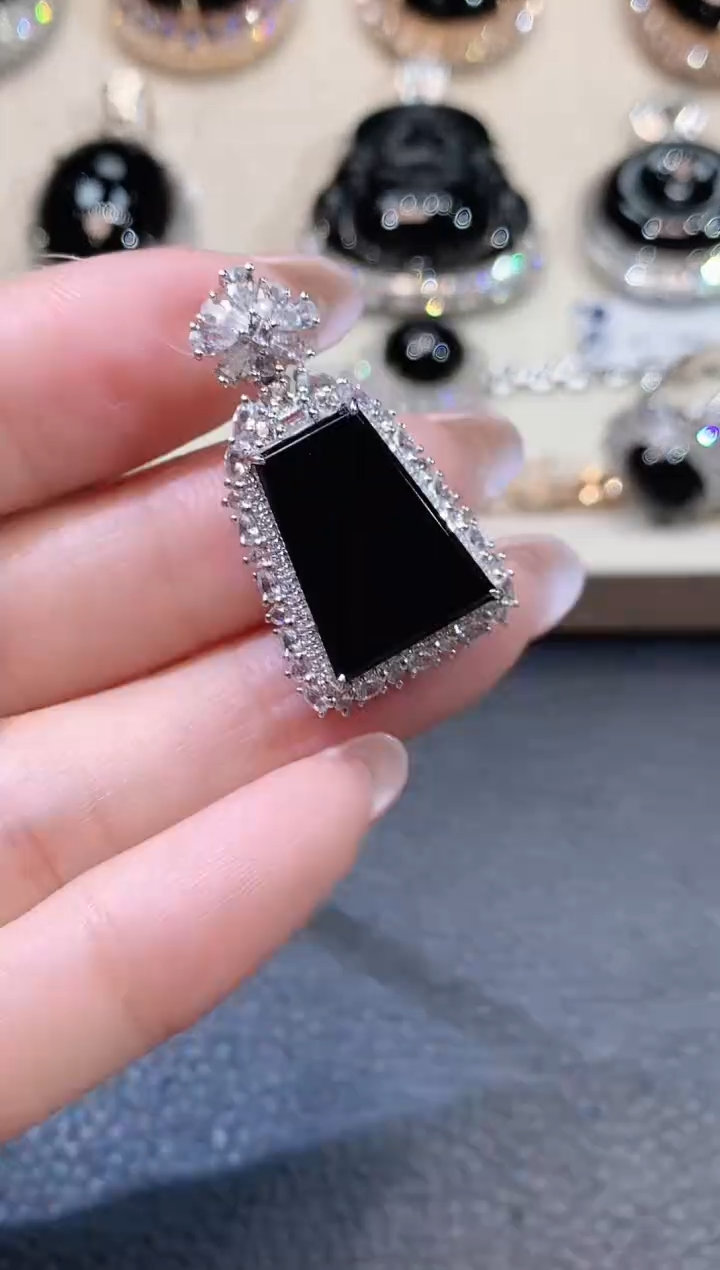 【闪购商品】翡翠吊坠(不含链)18K金镶嵌D18