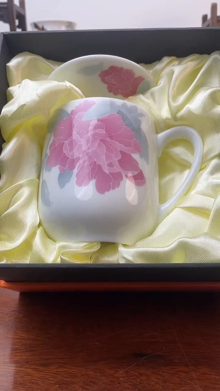 【闪购商品】1釉下彩高温手绘 办公杯  带礼盒
