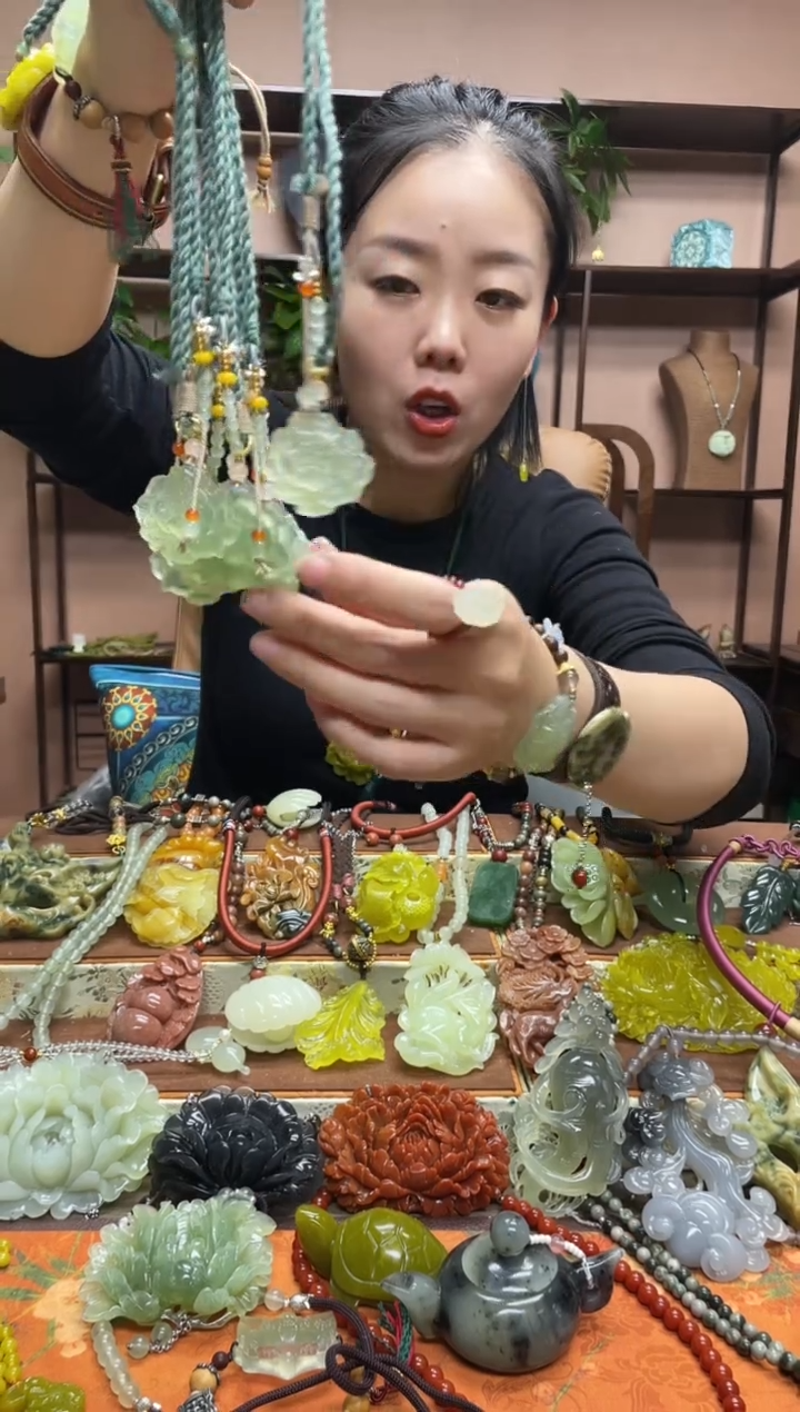 未镶嵌岫玉吊坠多样性发货发其中之一