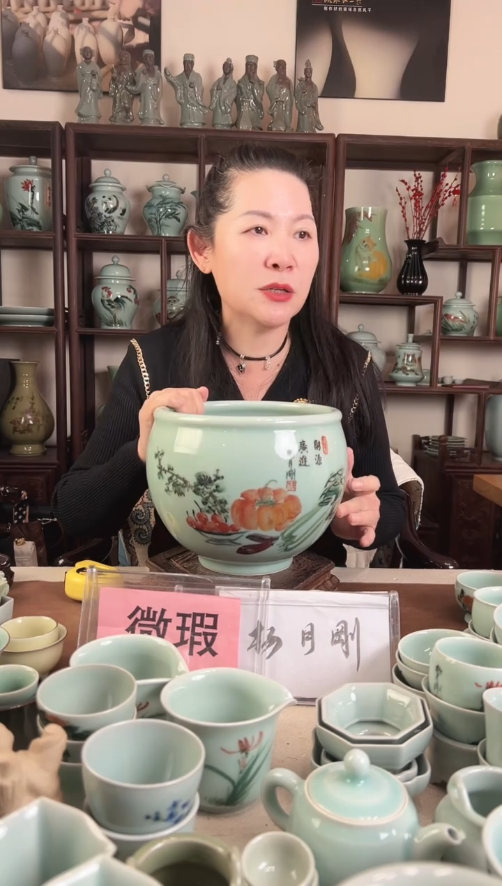 微瑕 釉中彩 风水缸（白菜 南瓜）