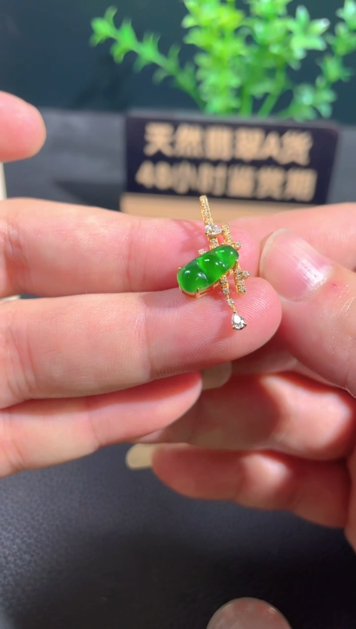 翡翠18K金镶嵌颈饰翡翠