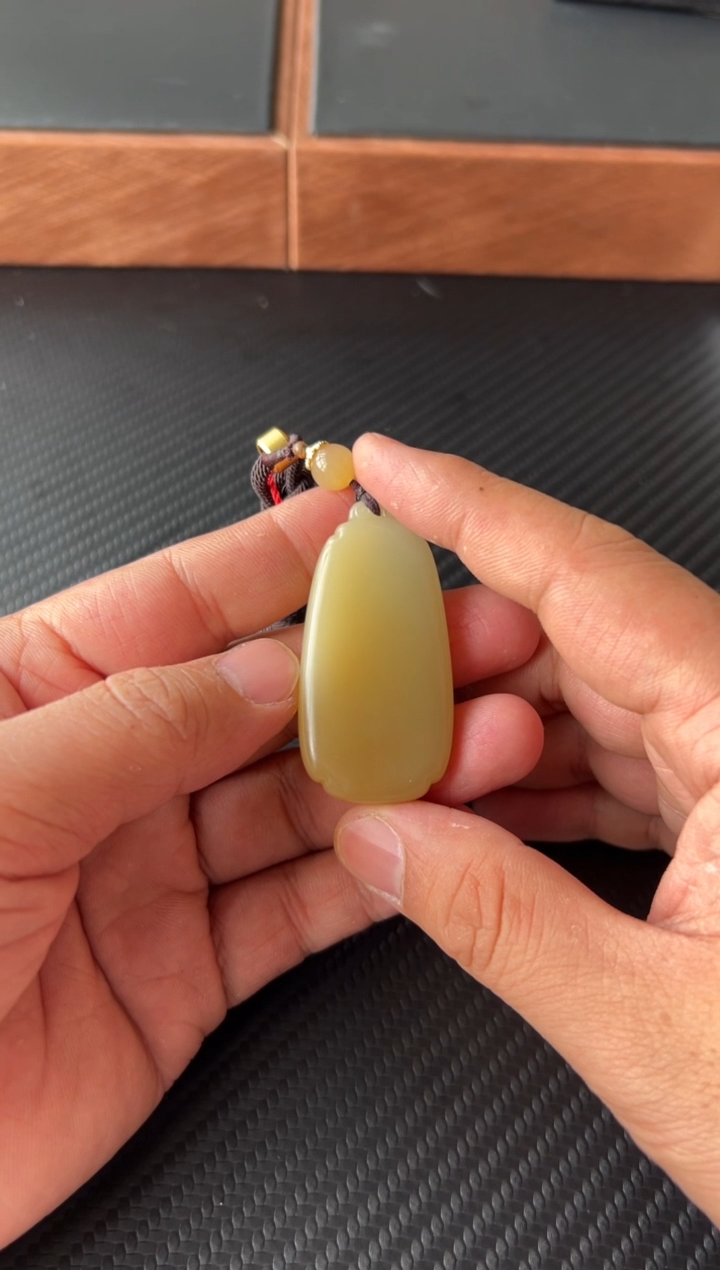 【闪购商品】和田玉吊坠(赠链)未镶嵌且末微色差迪克兰一细