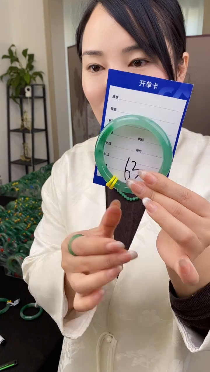 【闪购商品】石英质玉手镯合金63