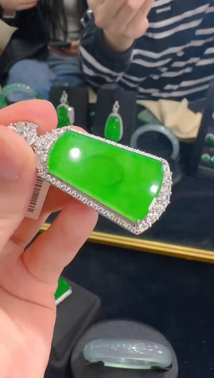 【闪购商品】翡翠吊坠(赠链)银S925镶嵌天然翡翠A货多样性发一件