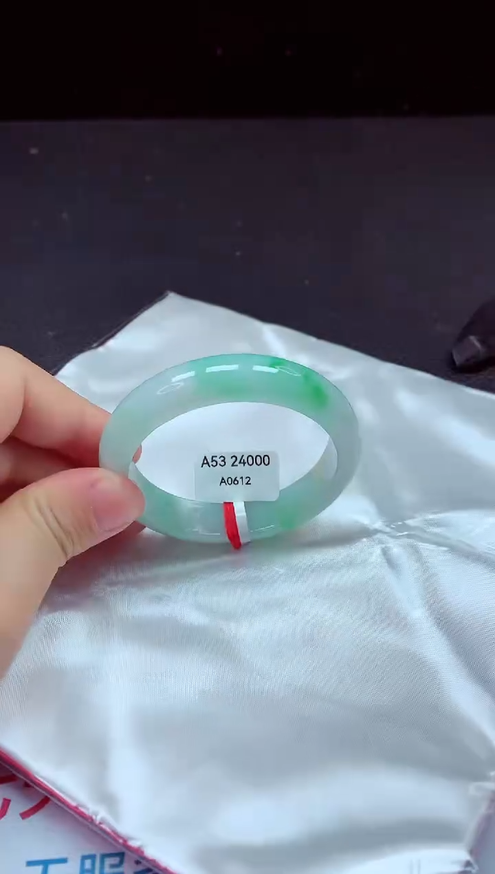 【闪购商品】翡翠手镯未镶嵌镯子53+