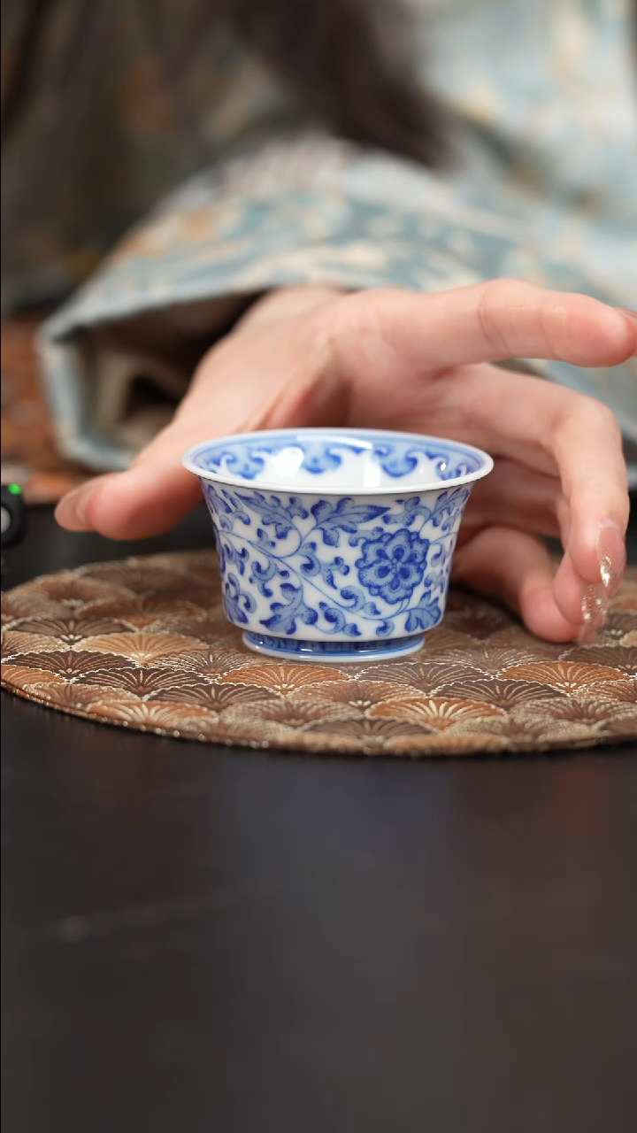 【闪购商品】杯看山柴窑青花缠枝马蹄