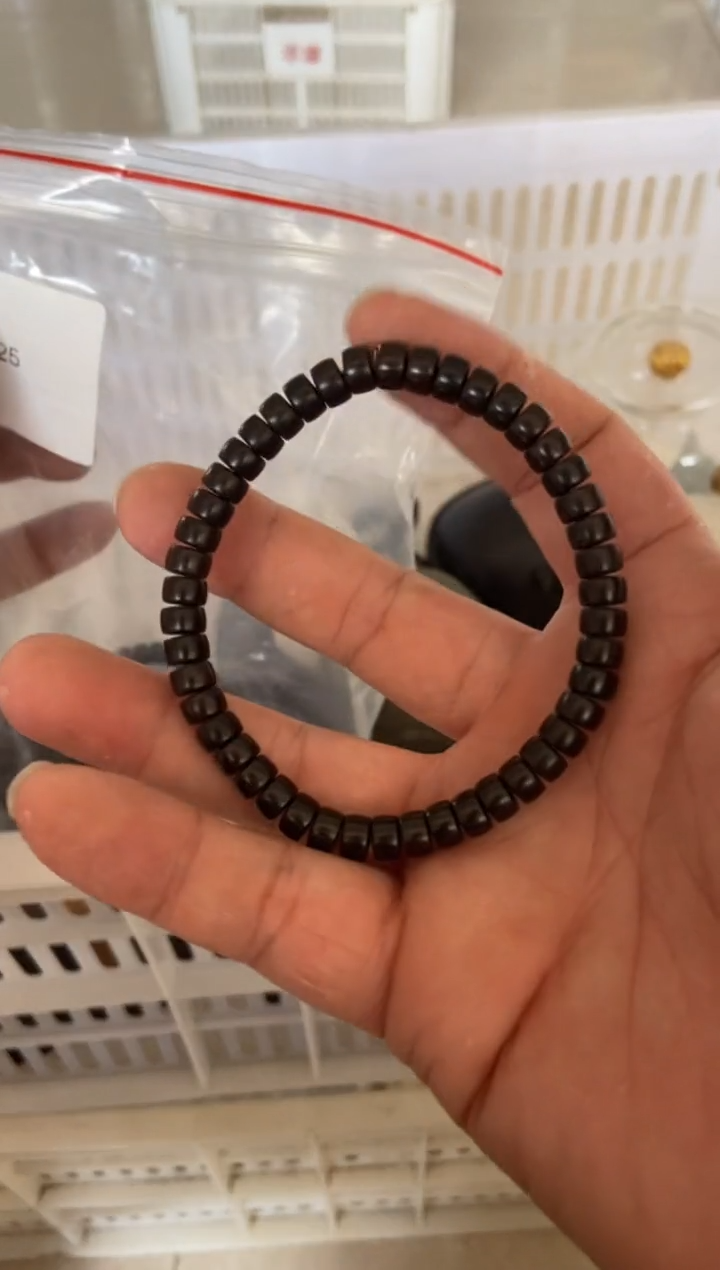 摄影的产品有使用过的痕迹有点脏介意勿拍SP25