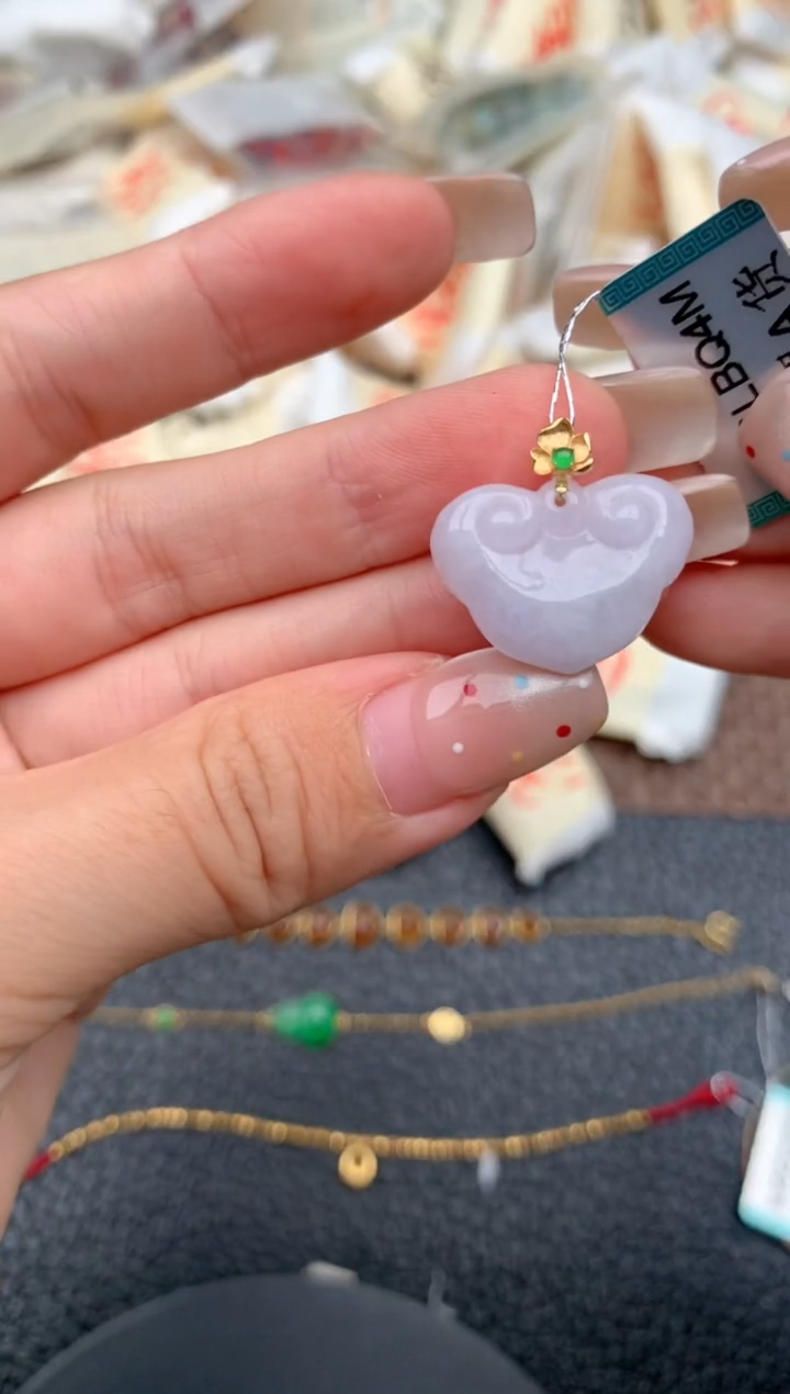 18K金镶嵌挂件翡翠一