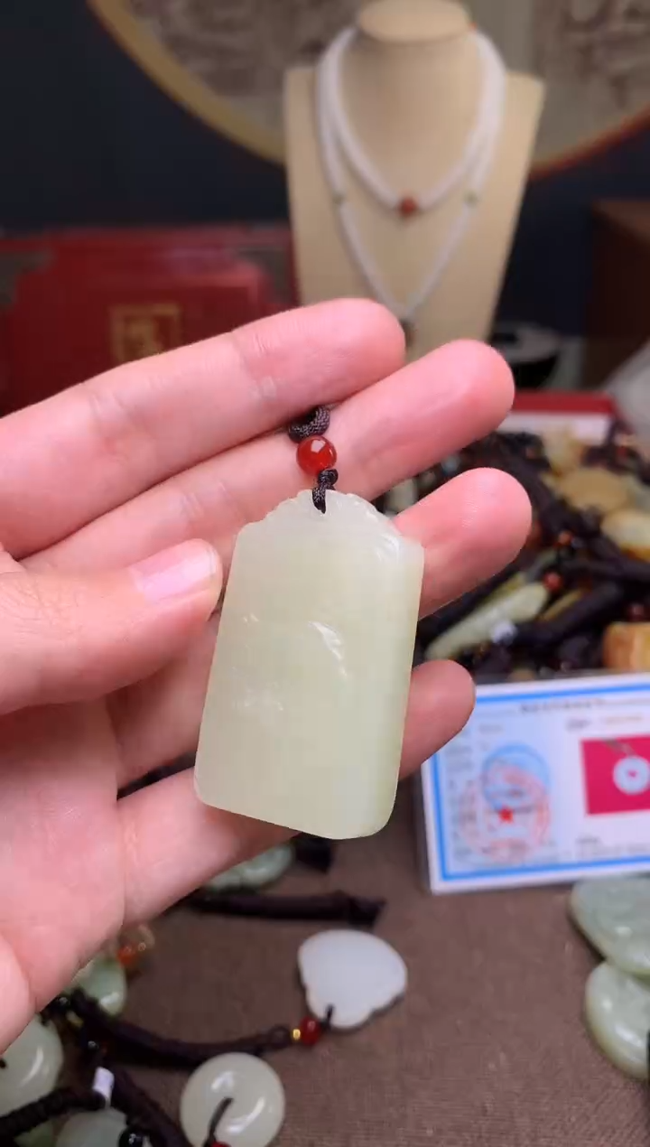 玉新疆料青海料清水吊坠