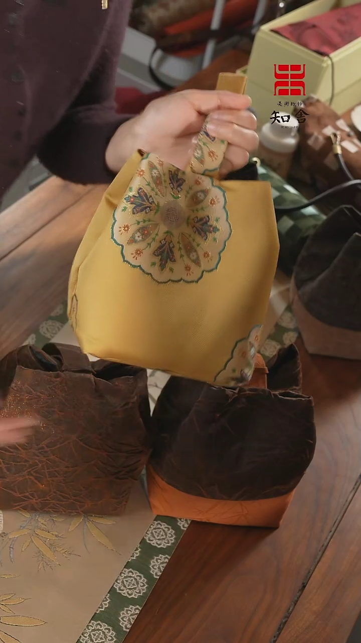 【闪购商品】织绣壶袋·············