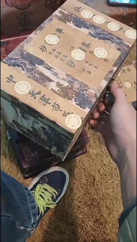 香榧木开封山水箱子