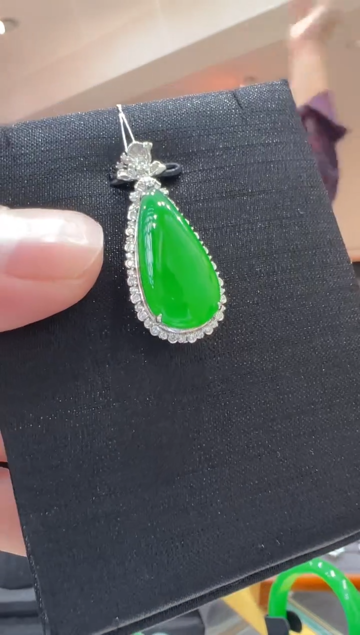 【闪购商品】翡翠吊坠(不含链)18K金镶嵌           