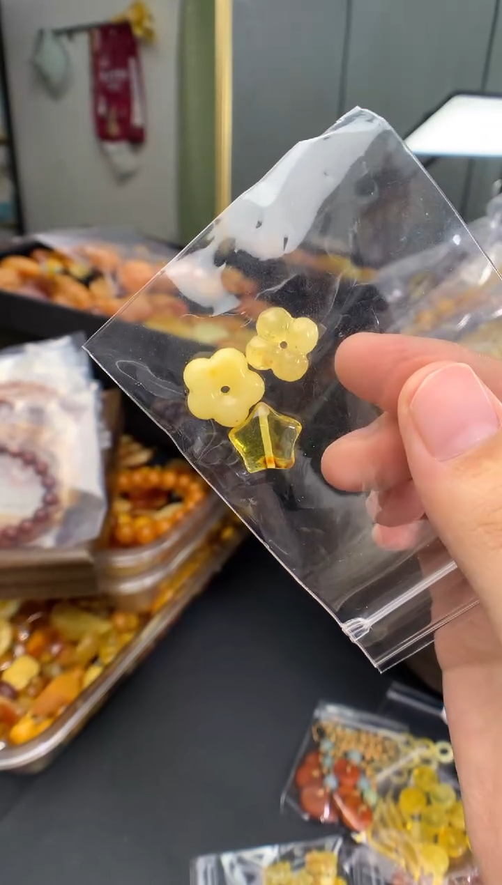 蜜蜡未镶嵌珠宝奇石多样性发一件