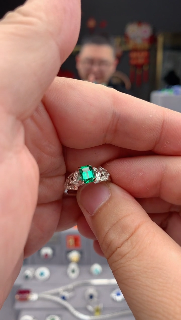 【闪购商品】祖母绿戒指18K金镶嵌81分 祖母绿戒指