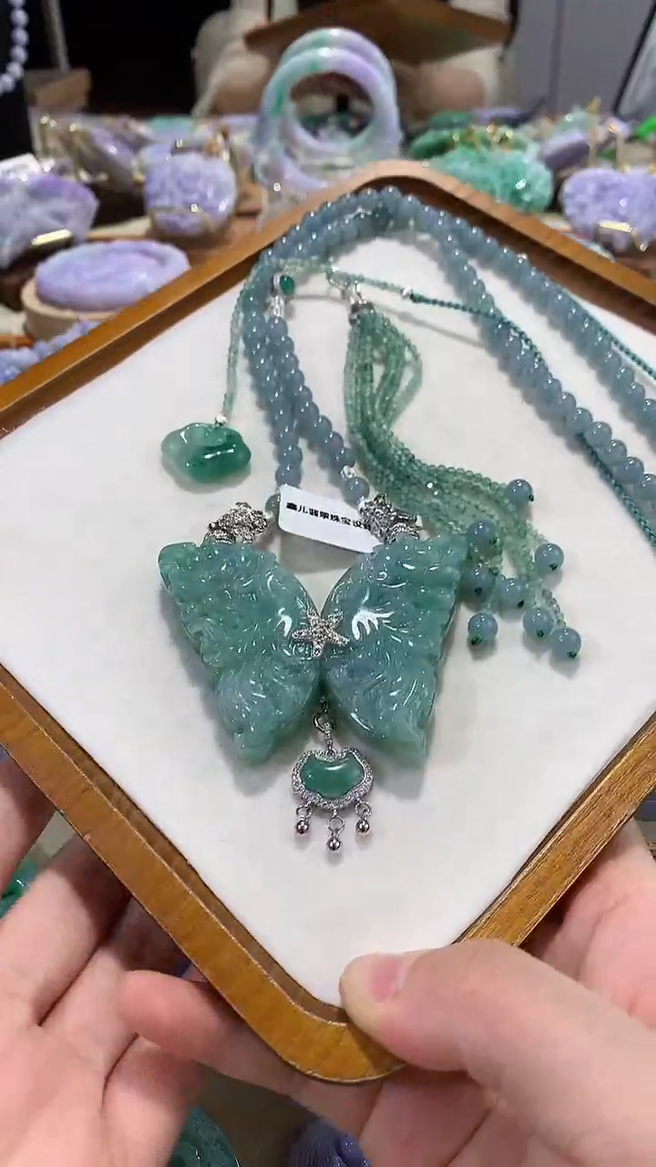 颈饰未镶嵌翡翠吊坠