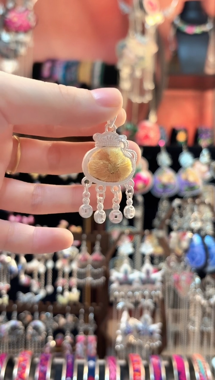 织绣 云织谣民族风精美饰品   100