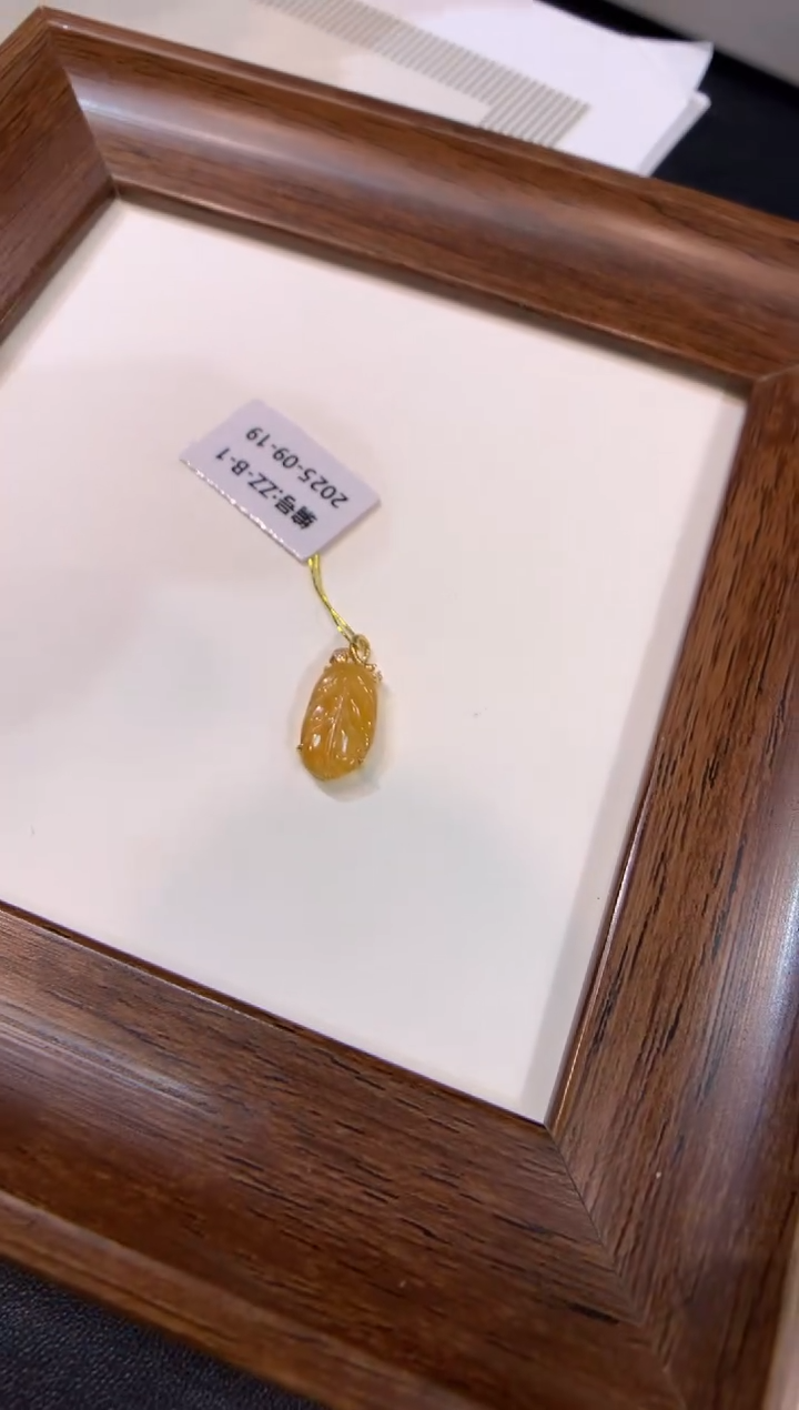 颈饰18K金镶嵌翡翠叶子