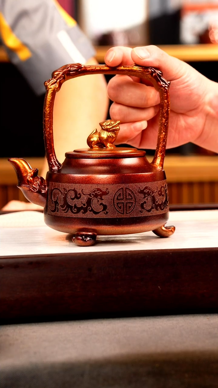 茶壶紫砂金贝烧 三足提梁 刻绘