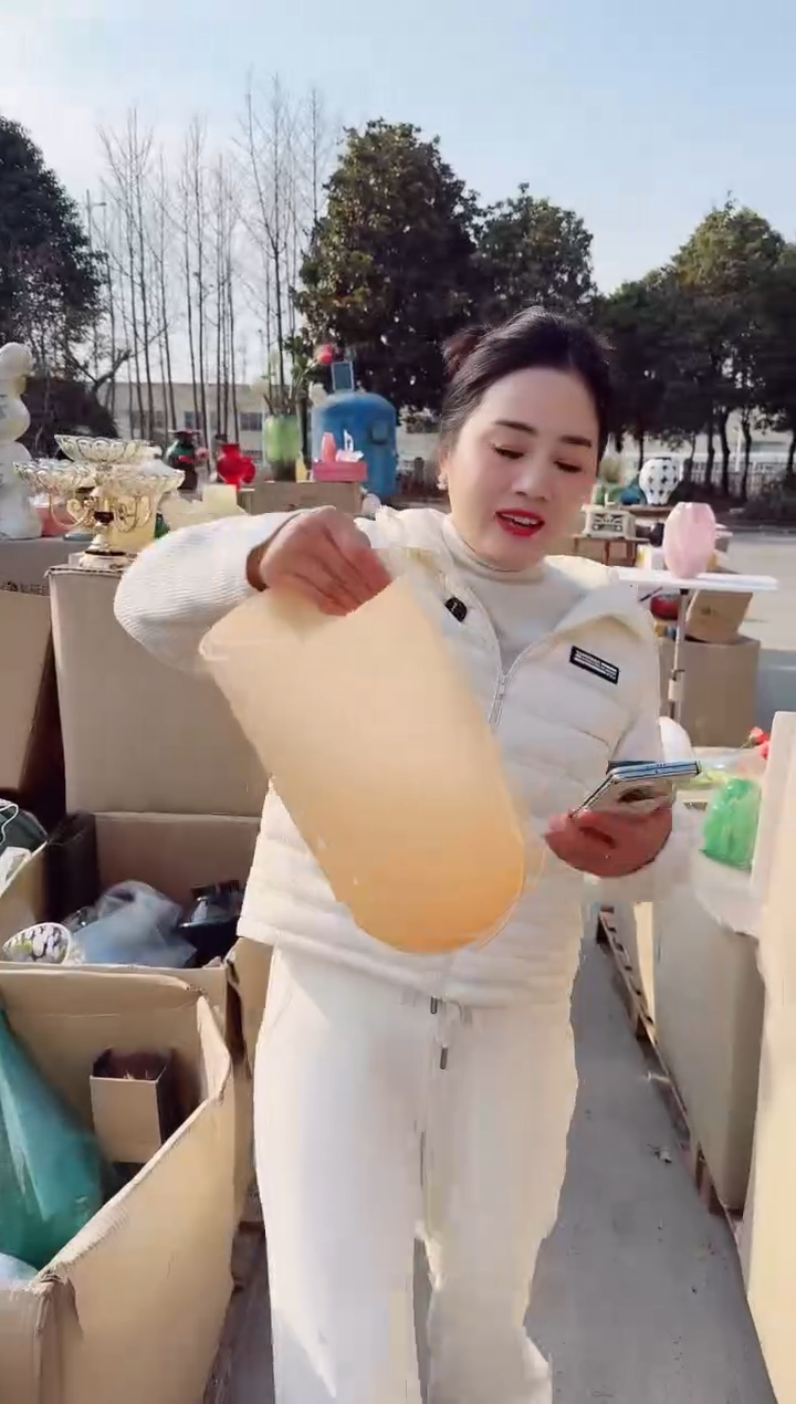 【闪购商品】玻璃安琪微瑕花瓶--7IO3S