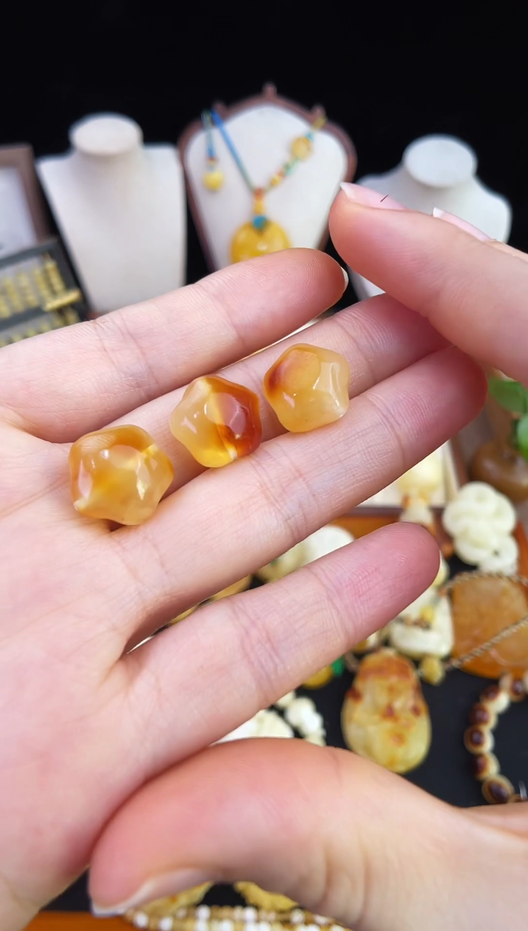 琥珀未镶嵌珠宝奇石多样性发其一