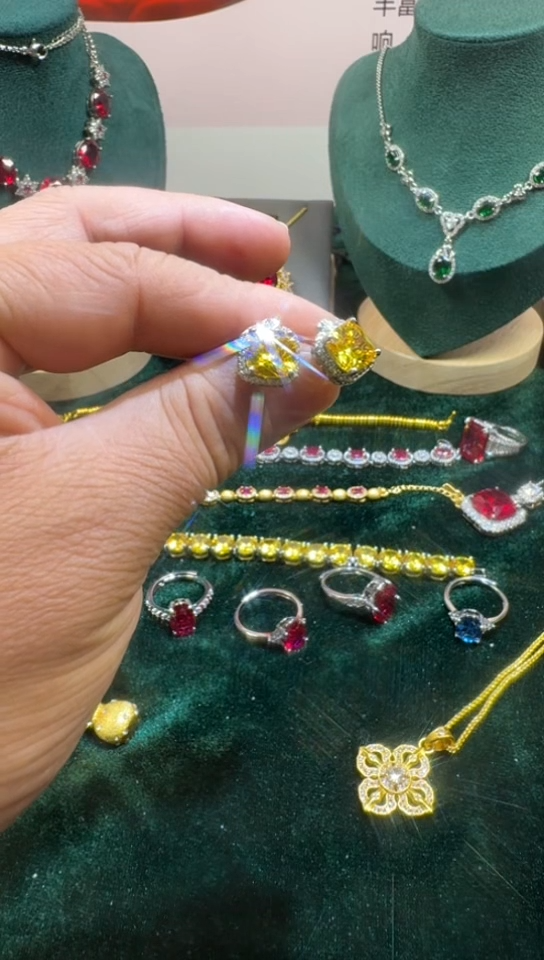 18K金镶嵌耳饰钻石0