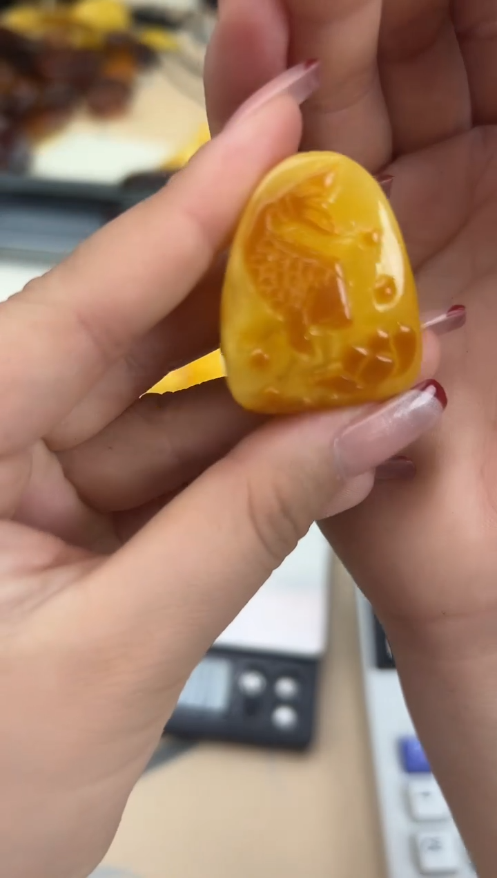 【闪购商品】琥珀裸石未镶嵌蜜蜡吊坠