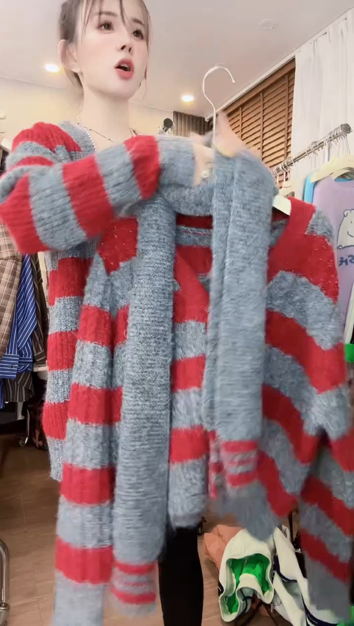 带围巾红色条纹毛衣