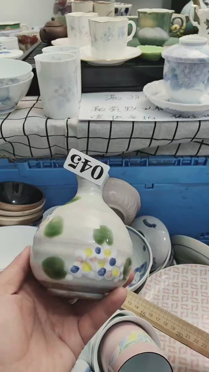 远***色默认微瑕青花小瓶一个