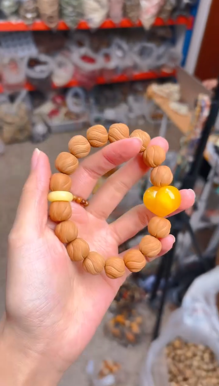 吊坠猴头核桃猴头单圈 黄色爱心