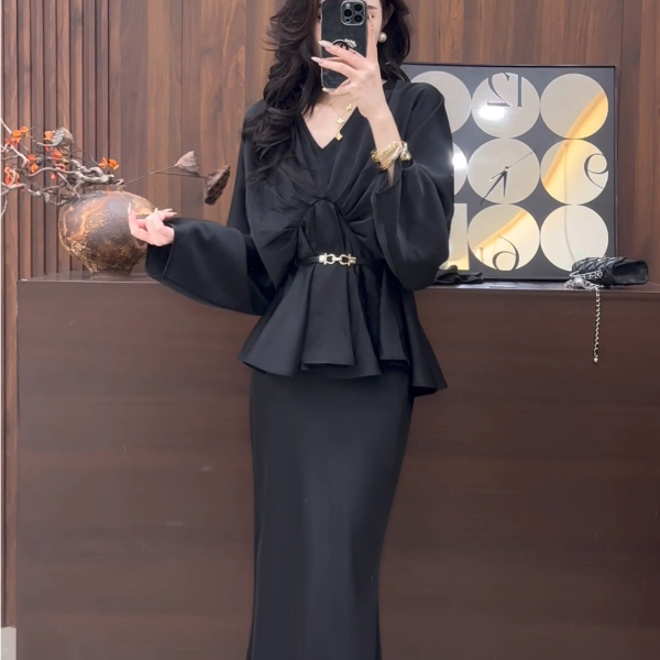 璐璐定制--春夏新款高级感V领设计感百褶宽松显瘦轻熟风气质套装