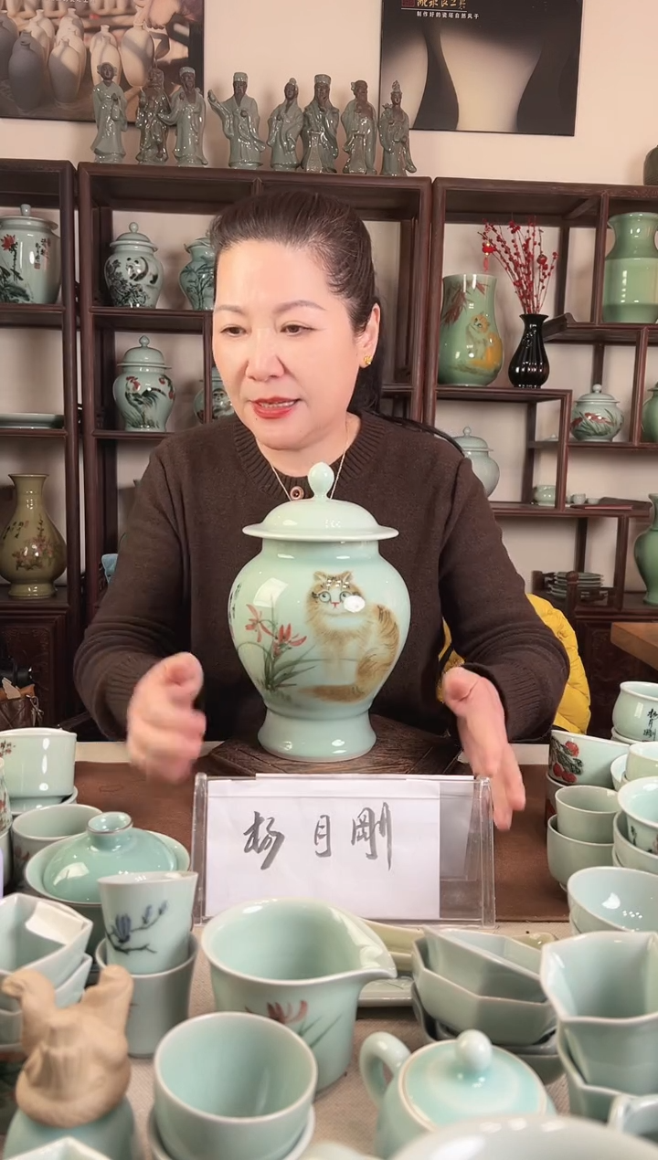 釉中彩 猫画 盖罐L