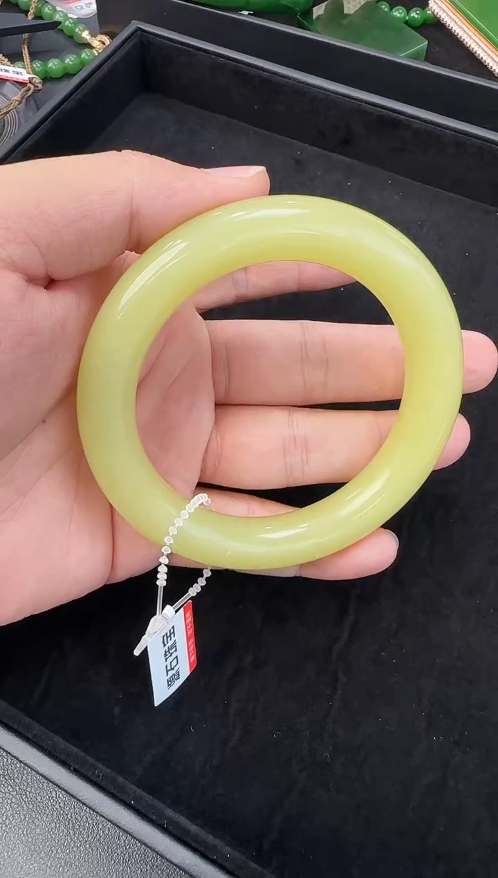 【闪购商品】未镶嵌手镯和田玉新疆若羌鸡油黄60圈口