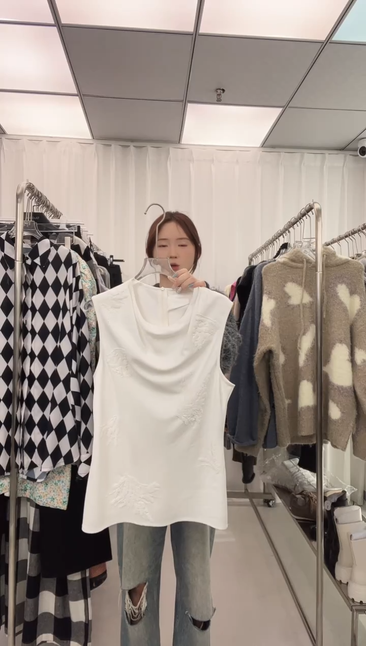 编号029  JAW 无袖上衣 福福待开价