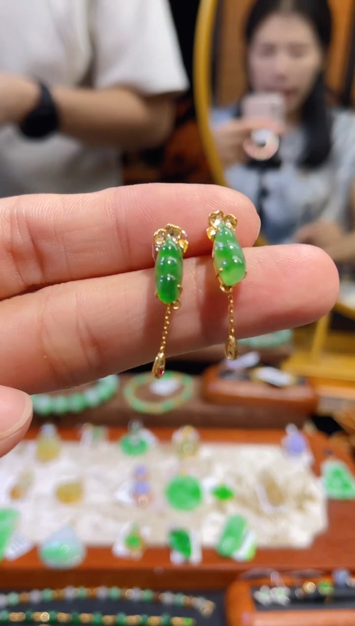 颈饰18K金镶嵌翡翠耳钉