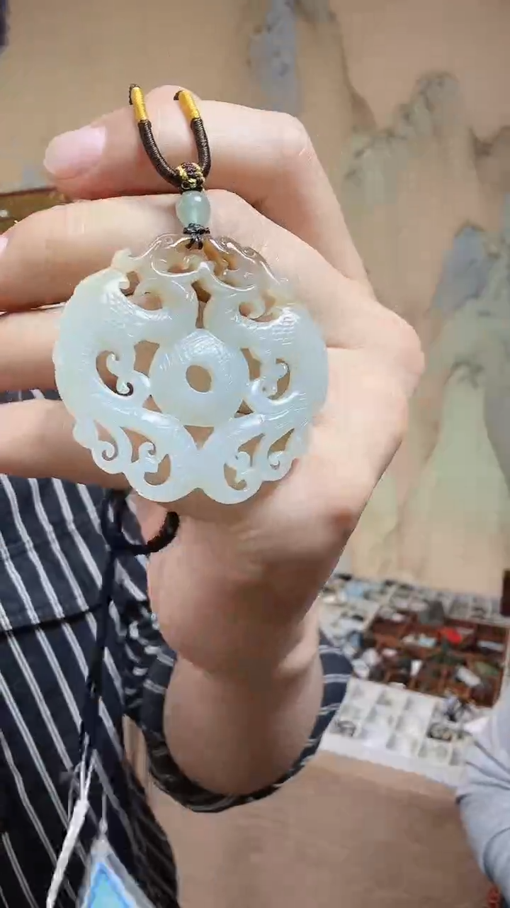 和田玉未镶嵌颈饰.