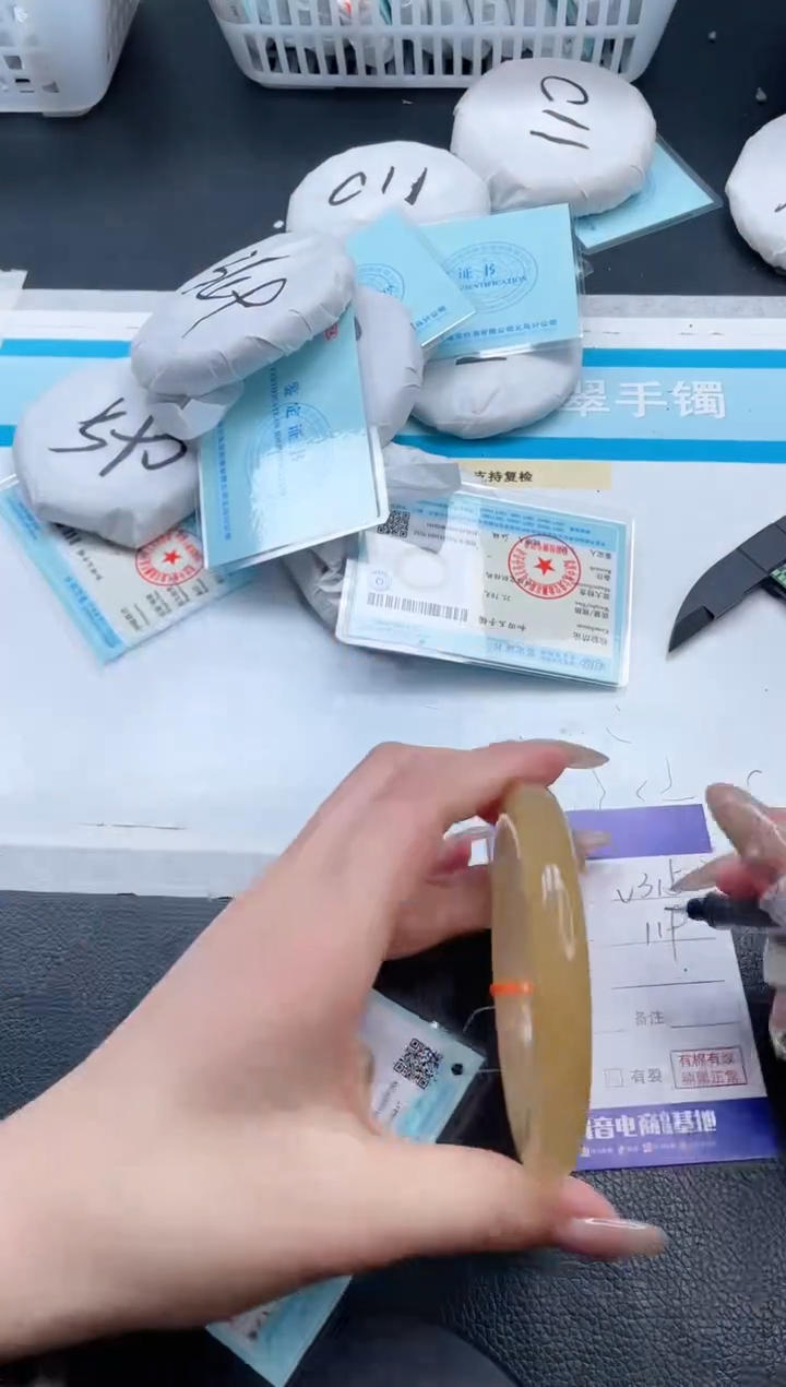 【闪购商品】石英质玉手镯未镶嵌8V315-59