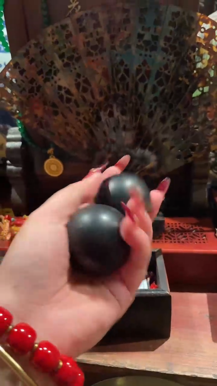 未镶嵌颈饰琥珀黑手球