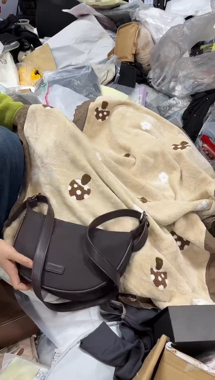 PVC点点小红心 没关注的关注一下主播  浴巾